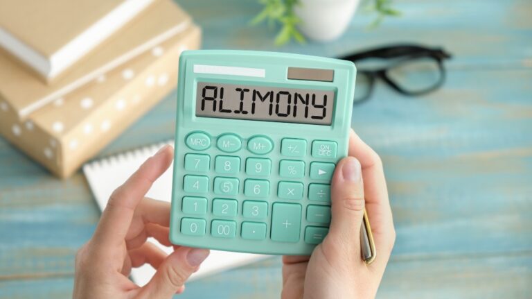 Word ALIMONY written on calculator