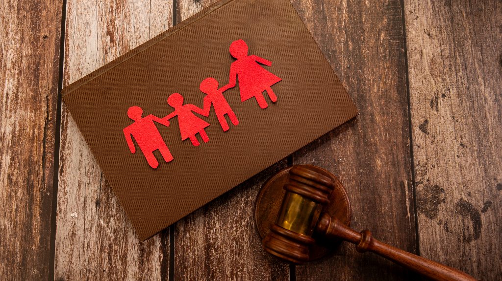 red family figures and judge's gavel